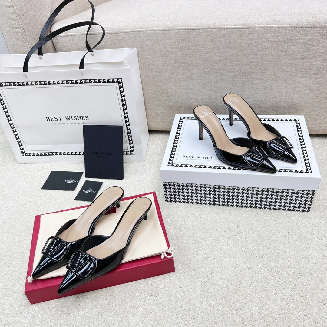 👟👟Ex-factory price 500👟👟 VALENTINO latest V Logo buckle back empty slippers 🔥🔥🔥 🕳️🕳️🕳️ Exclusive original 1-1 development, no goods without the original 〰 ɪɴѓᴏʀᴍᴀᴛɪᴏɴ 〰 Buckle: V-LoGo leather buckle Material: Imported patent leather Lining: full-grain sheepskin Outsole: Italian through-dyed cowhide Midsole: Italian original craft material Process: computer stitching, machine shaping Heel height: 4.0/8cm Made in Italy 🇮🇹 Ready-made code: 35 36 37 38 39 Ready-made custom code: 34 40 41 Delivery period 1-3 days Not retreating